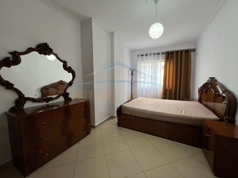 Tirane, jepet me qera apartament 2+1 Kati 3, 94 m² 450 € (UNAZA E RE)
