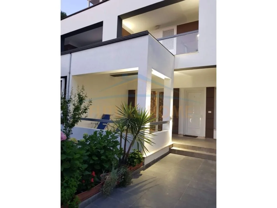 Durres, shitet Vile 3+1+Ballkon Kati 0, 437 m² 750.000 € (Gjiri i Lalezit, Lura 1)
