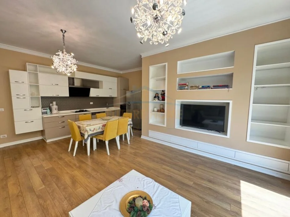 Tirane, jepet me qera apartament 2+1 Kati 3, 100 m² 850 € (Liqeni i Thate)