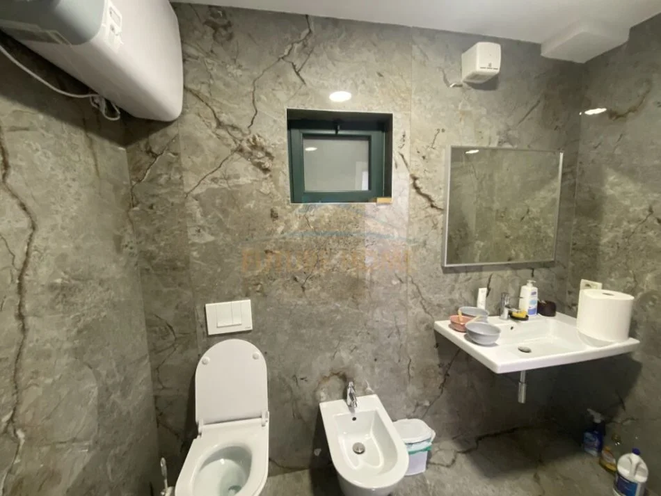 Tirane, shitet ambjent biznesi Kati 6, 85 m² 30.000 € (Blloku)