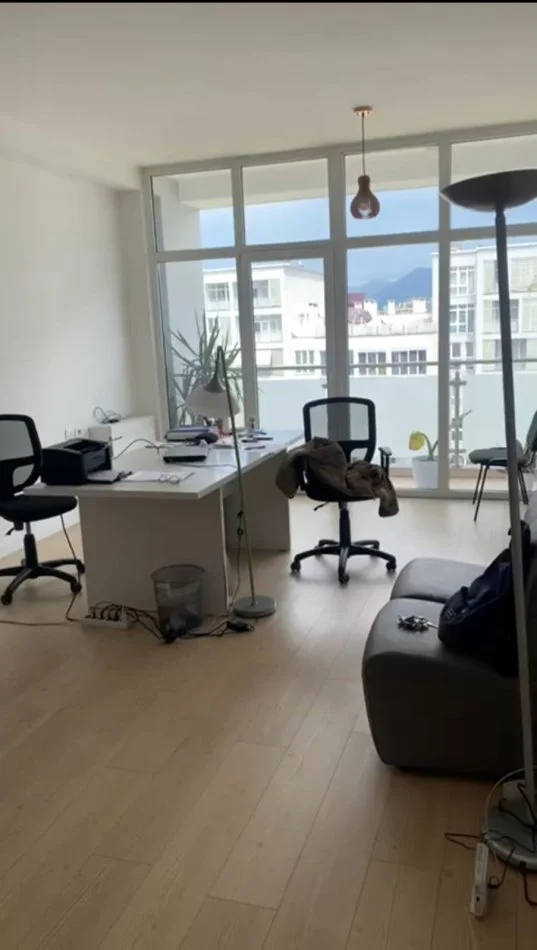 Zyre me qera tek Kika 2/ Komuna e Parisit (500 euro)