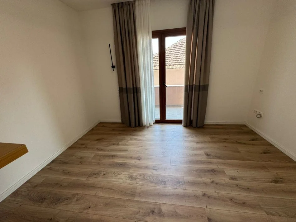 Super Apartament 2+1 me qera tek Komuna e Parisit/ Kristal center (600 euro)