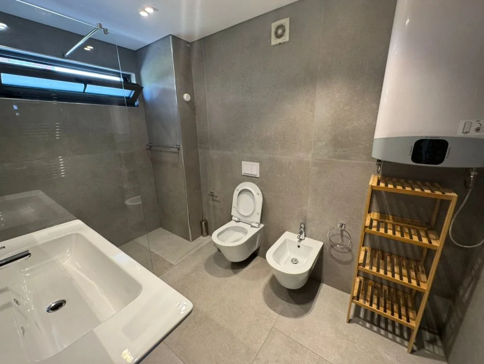 Super vile 3-kateshe me qera prane TEG/Mullet