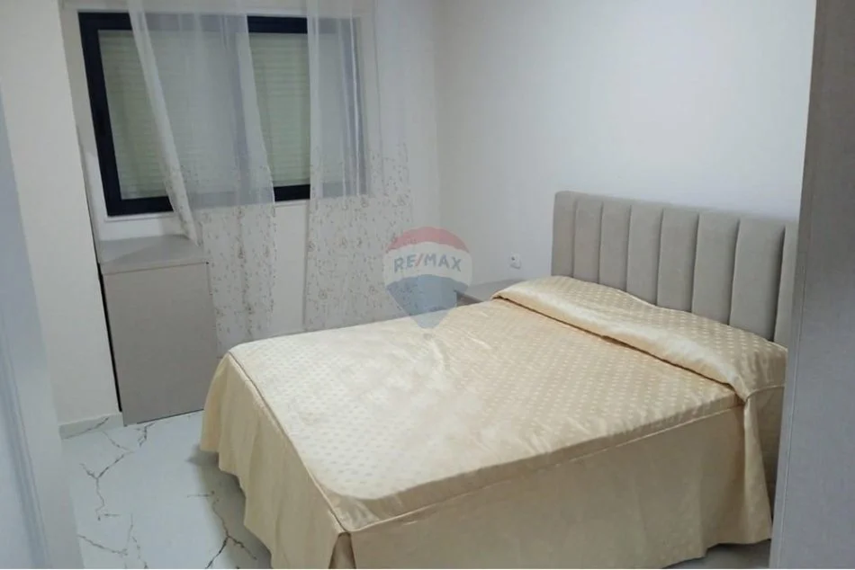 Tirane, jepet me qera apartament 1+1 , 55 m² 600 € (Prane Bllokut te Ambasadave)