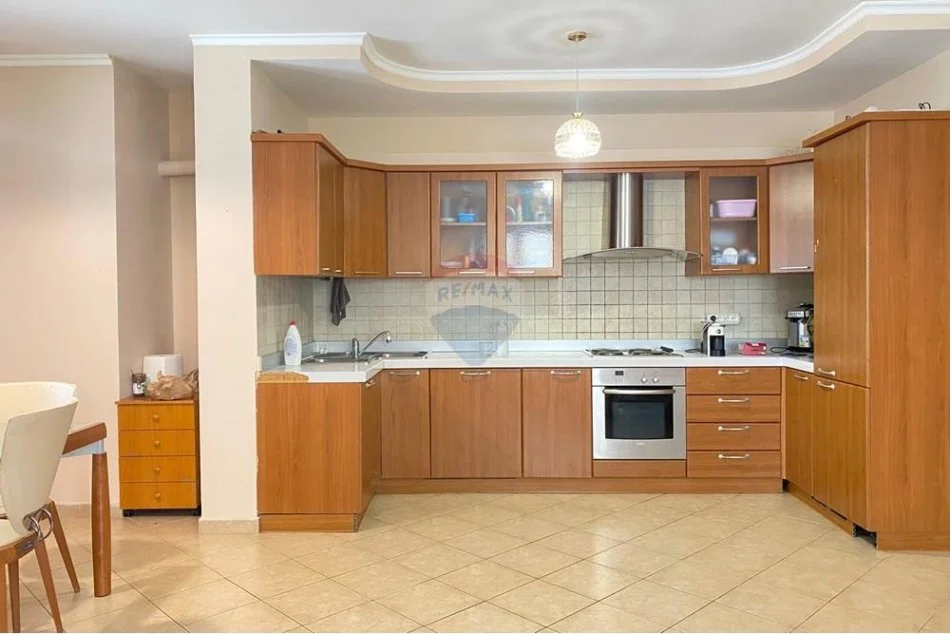 Tirane, jepet me qera apartament 2+1+Aneks+Ballkon , 131 m² 700 € (Rruga Kristo Luarasi)