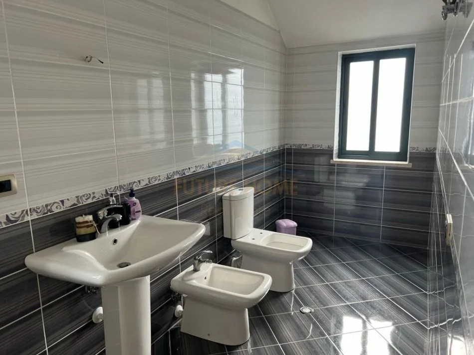 Tirane, jepet me qera Vile 4 Katshe, 480 m² 3.000 € (Porcelan)