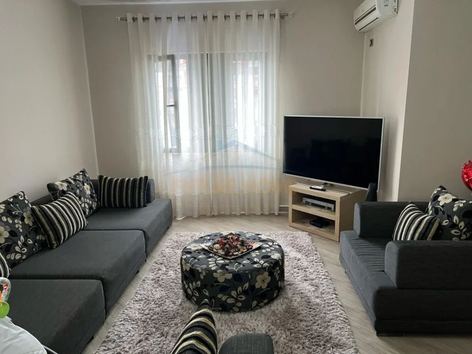 Tirane, jepet me qera Vile 4 Katshe, 480 m² 3.000 € (Porcelan)