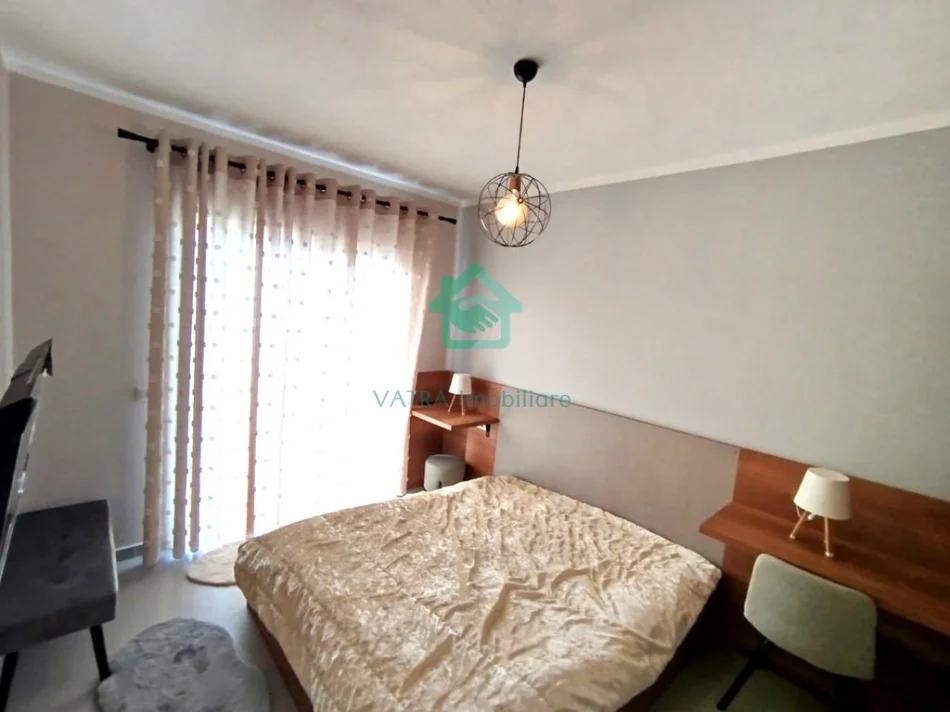 Tirane, jepet me qera apartament 1+1 Kati 7, 500 € (Univers City)