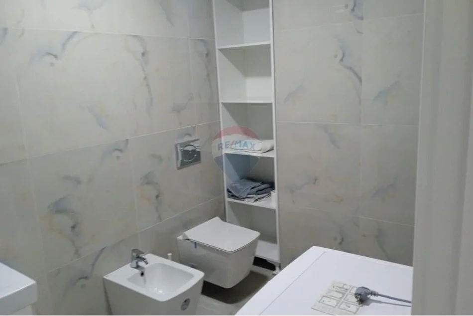 Tirane, jepet me qera apartament 1+1 , 55 m² 600 € (Prane Bllokut te Ambasadave)