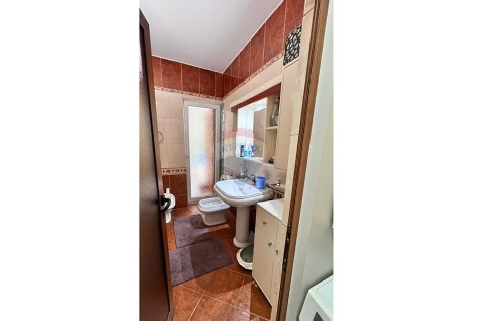 Tirane, jepet me qera apartament 3+1+Aneks+Ballkon , 200 m² 1.000 € (Rruga 5 Maji)