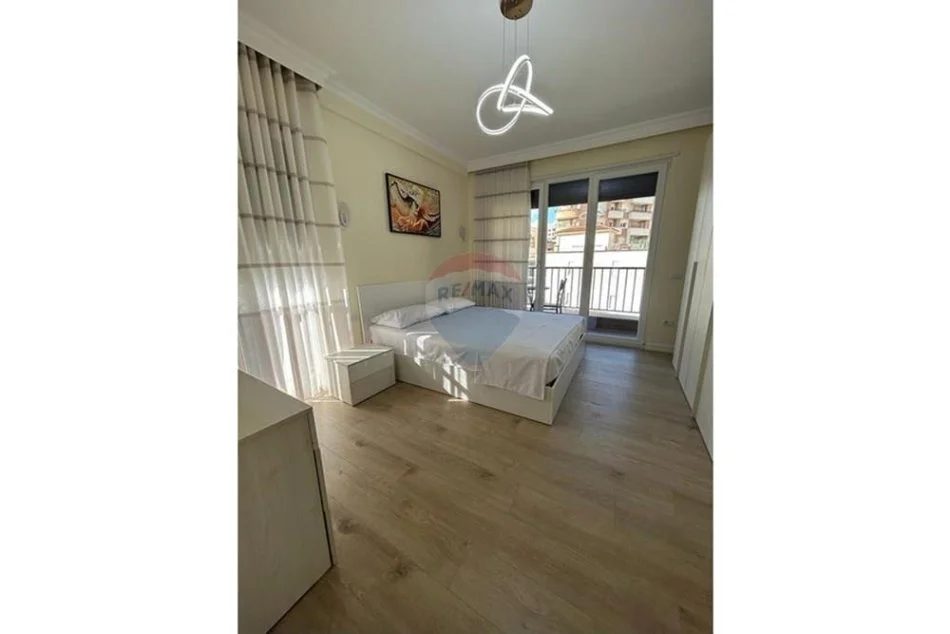 Tirane, jepet me qera apartament 2+1+Aneks+Ballkon , 95 m² 1.100 € (Rruga Tefta Tashko Koco)