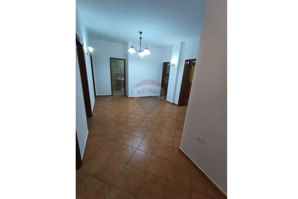 Tirane, jepet me qera apartament 3+1+Aneks+Ballkon Kati 3, 126 m² 500 € (Rruga Aleksander Mojsiu)