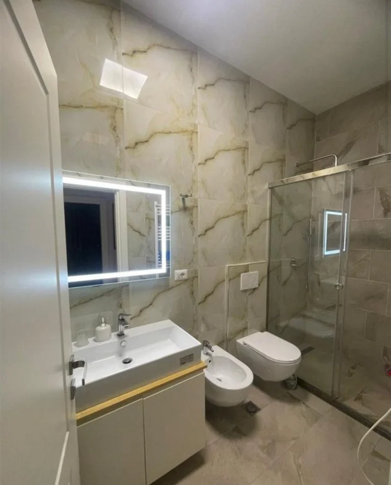 Super Apartament me qera ne qender tek pazari i Ri (600 Euro)