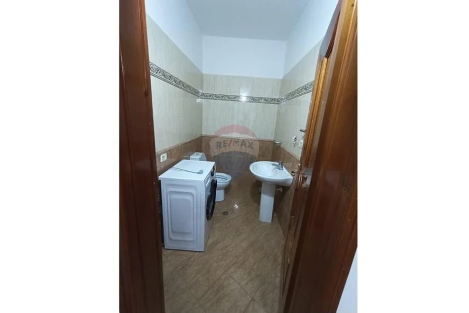 Tirane, jepet me qera apartament 3+1+Aneks+Ballkon Kati 3, 126 m² 500 € (Rruga Aleksander Mojsiu)