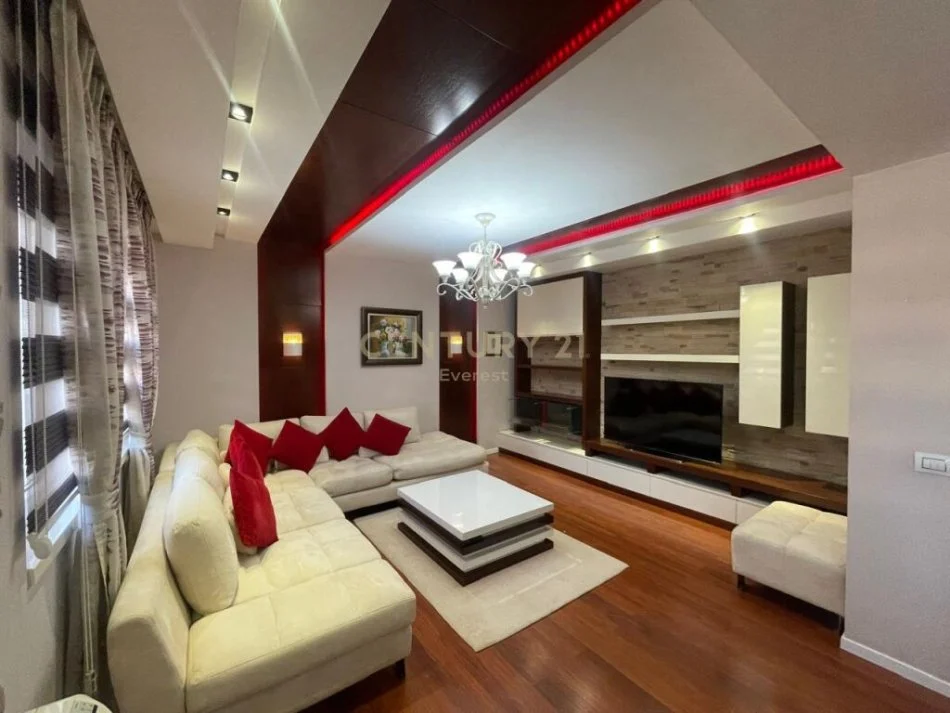 Tirane, jepet me qera apartament 2+1 Kati 4, 100 m² 900 € 