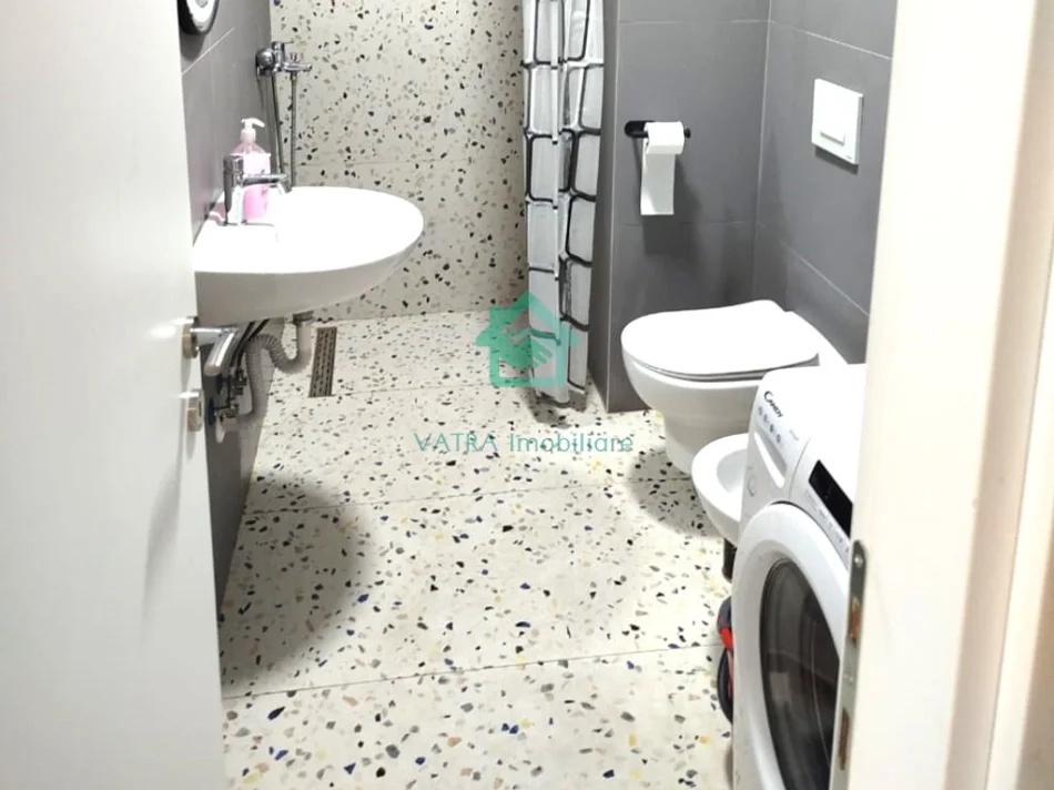 Tirane, jepet me qera apartament 1+1 Kati 7, 500 € (Univers City)