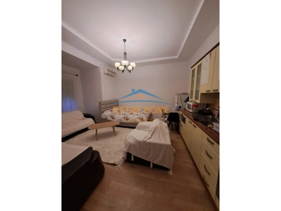 Tirane, jepet me qera garsonier 1+1 Kati 1, 40 m² 400 € (Pazari i ri)