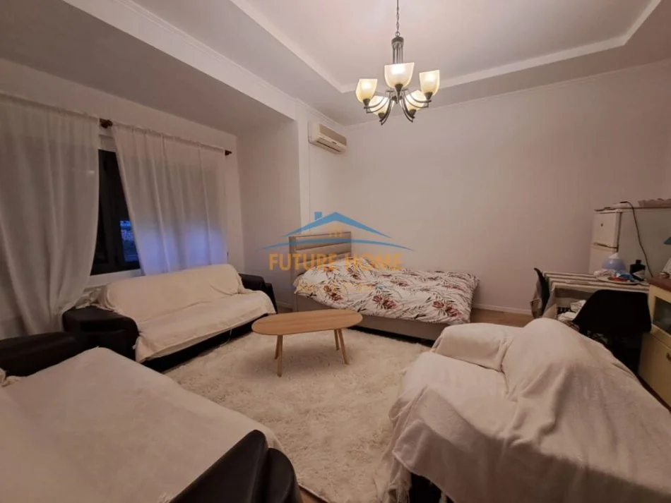 Tirane, jepet me qera garsonier 1+1 Kati 1, 40 m² 400 € (Pazari i ri)