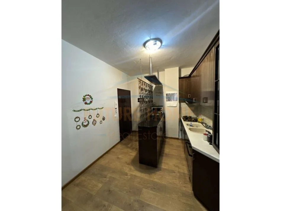 Tirane, jepet me qera apartament 2+1 Kati 6, 110 m² 450 € (Yzberisht)