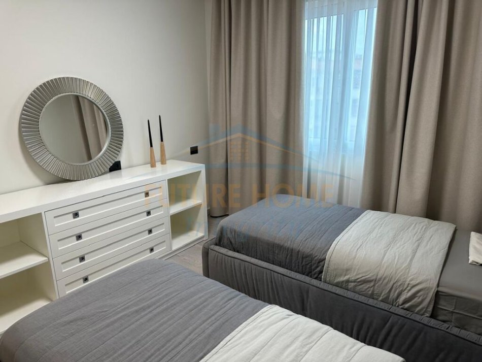 Tirane, jepet me qera apartament 2+1+Ballkon Kati 8, 115 m² 1.200 € (Komuna e PArisit)