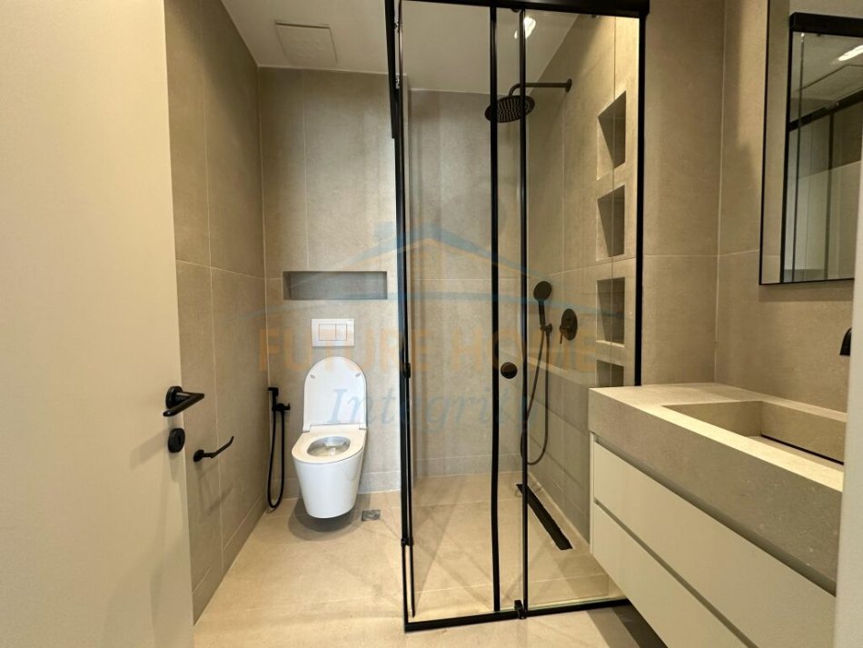 Tirane, jepet me qera apartament 2+1+Ballkon Kati 8, 115 m² 1.200 € (Komuna e PArisit)