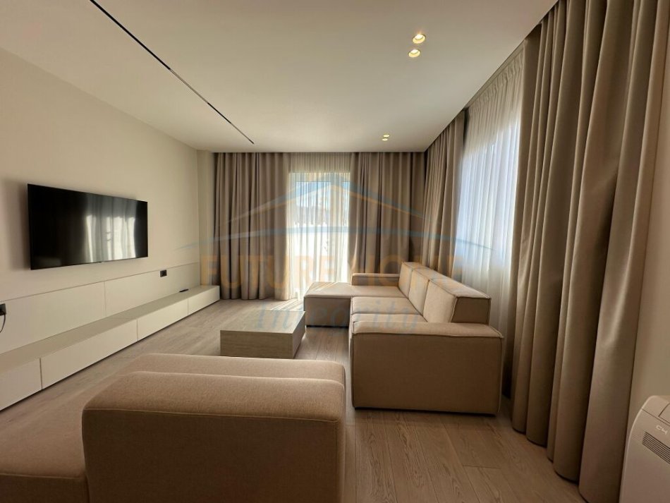 Tirane, jepet me qera apartament 2+1+Ballkon Kati 8, 115 m² 1.200 € (Komuna e PArisit)