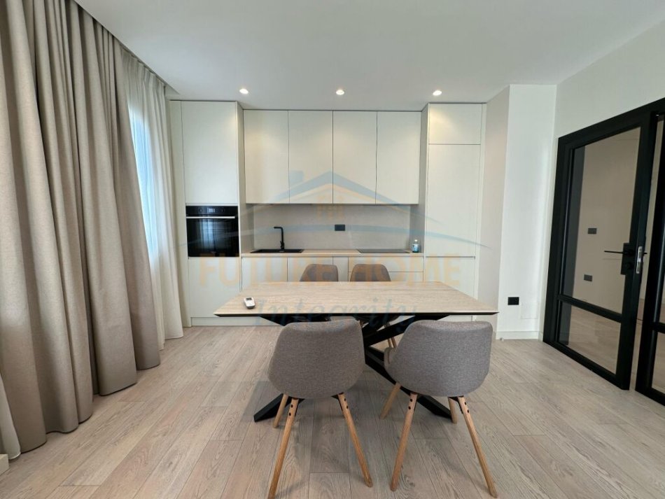 Tirane, jepet me qera apartament 2+1+Ballkon Kati 8, 115 m² 1.200 € (Komuna e PArisit)