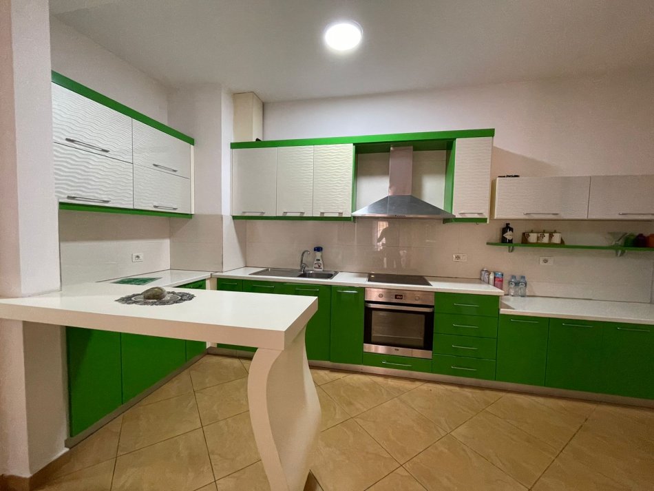 jepet me qera apartament Kati 3, 125 m² 650 € (Kristal Center)