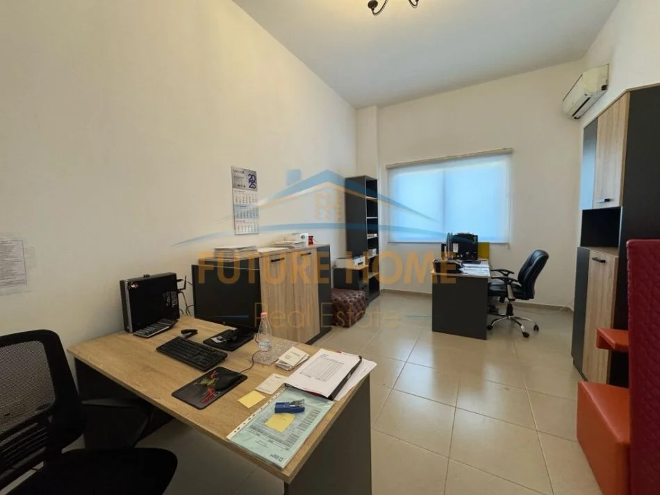 Tirane, jepet me qera magazine Kati 0, 715 m² 3.000 € (AUTOSTRADA TIRANE DURRES)