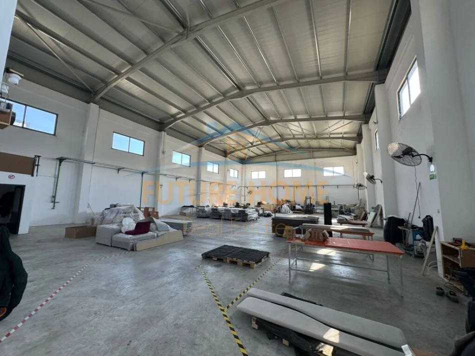 Tirane, jepet me qera magazine Kati 0, 715 m² 3.000 € (AUTOSTRADA TIRANE DURRES)