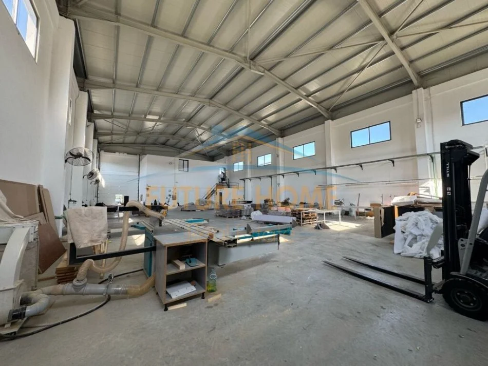 Tirane, jepet me qera magazine Kati 0, 715 m² 3.000 € (AUTOSTRADA TIRANE DURRES)