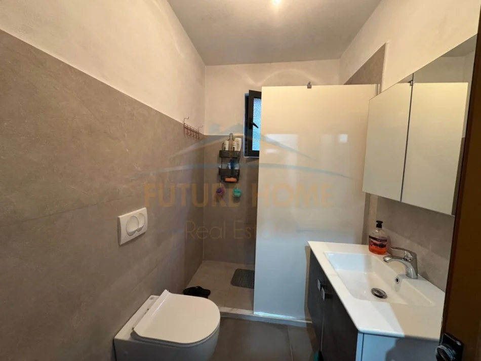 Durres, jepet me qera apartament 2+1 Kati 1, 92 m² 450 € (stacioni i pare plazh)