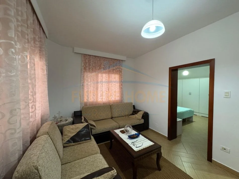 Durres, jepet me qera apartament 2+1 Kati 1, 92 m² 450 € (stacioni i pare plazh)