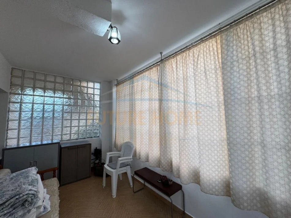 Durres, jepet me qera apartament 2+1 Kati 1, 92 m² 450 € (stacioni i pare plazh)