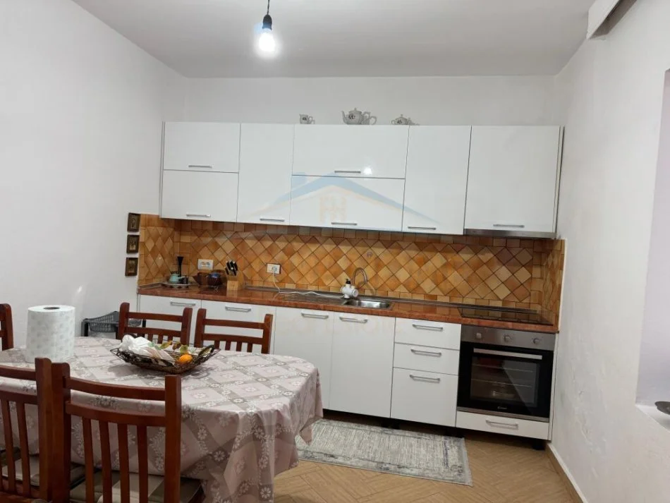 Durres, jepet me qera apartament 2+1 Kati 1, 92 m² 450 € (stacioni i pare plazh)