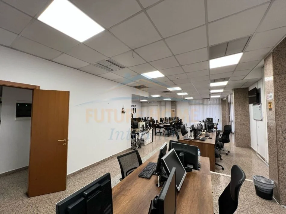 Tirane, jepet me qera zyre Kati 1, 344 m² 5.900 € (Blloku pranë LSI.)