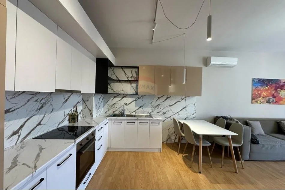 Tirane, jepet me qera apartament 2+1+Ballkon , 80 m² 800 € 