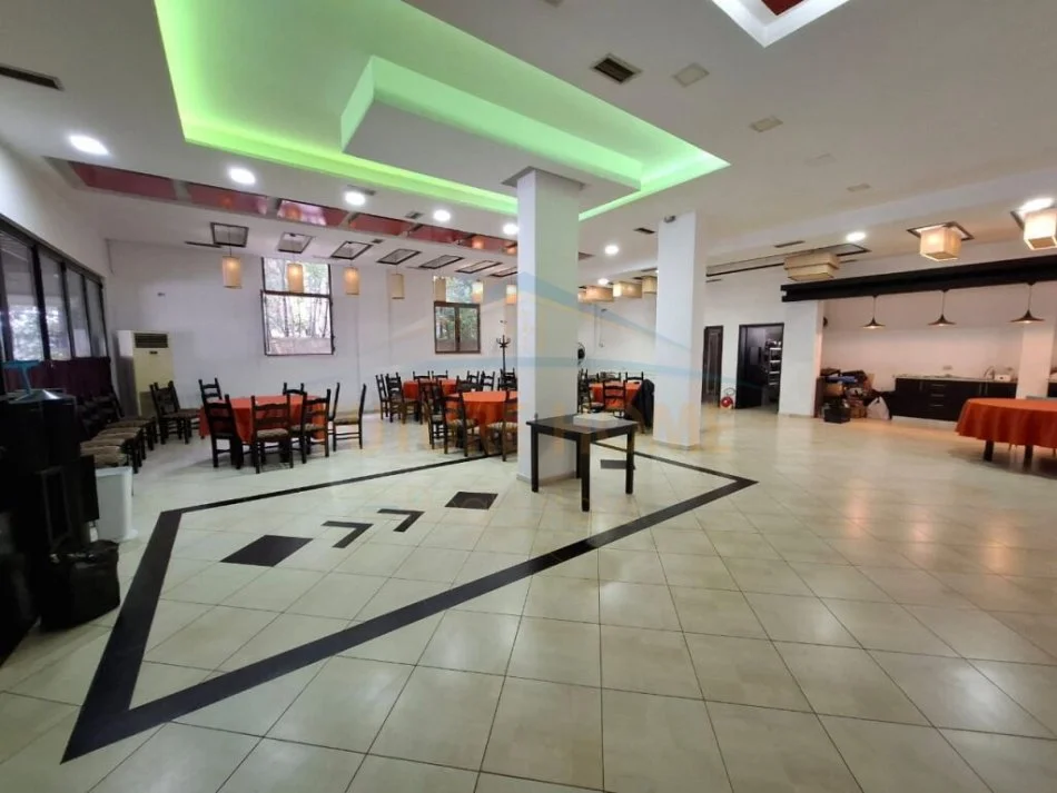 Tirane, jap me qera ambjent biznesi Kati 0, 300 m² 3.500 € (Xhamlliku), OPP49750