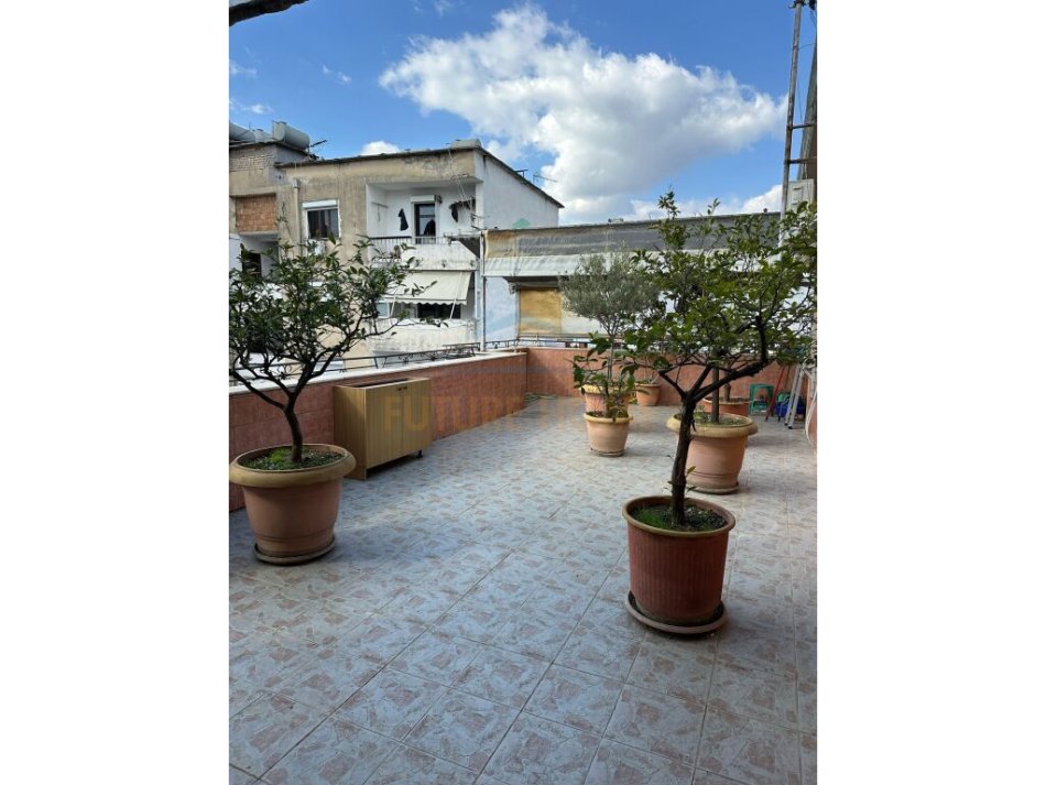 Tirane, jepet me qera Vile 2+1 , 143 m² 550 € (në Xhamllik)