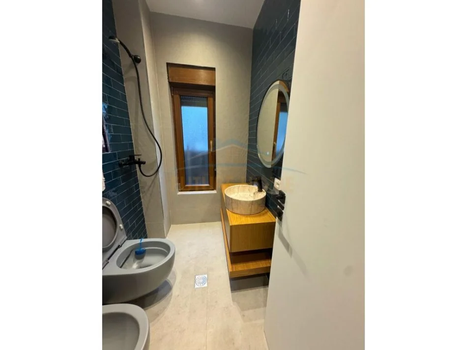 Tirane, jepet me qera Vile 3 Kateshe, 200 m² 3.000 € (Rezidenca Colombo, TEG)