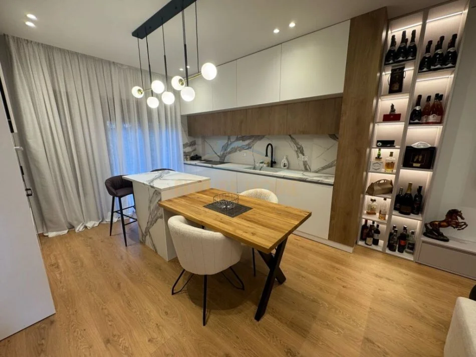 Tirane, jepet me qera Vile 3 Kateshe, 200 m² 3.000 € (Rezidenca Colombo, TEG)