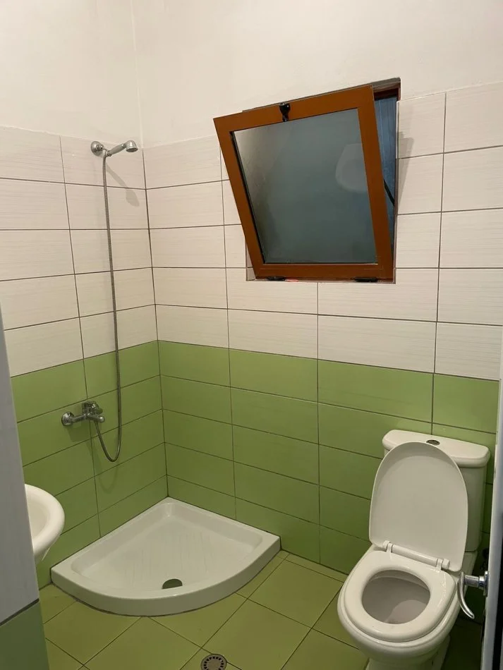 Tirane, jepet me qera apartament 1+1 Kati 1, 40 m² 330 € (Rruga Havzi Nela.)