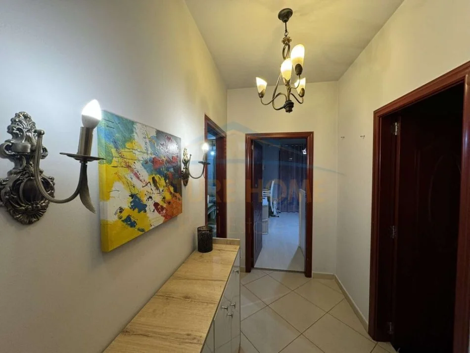 Tirane, jepet me qera apartament 2+1+Ballkon Kati 3, 100 m² 450 € (Unaza e Re)