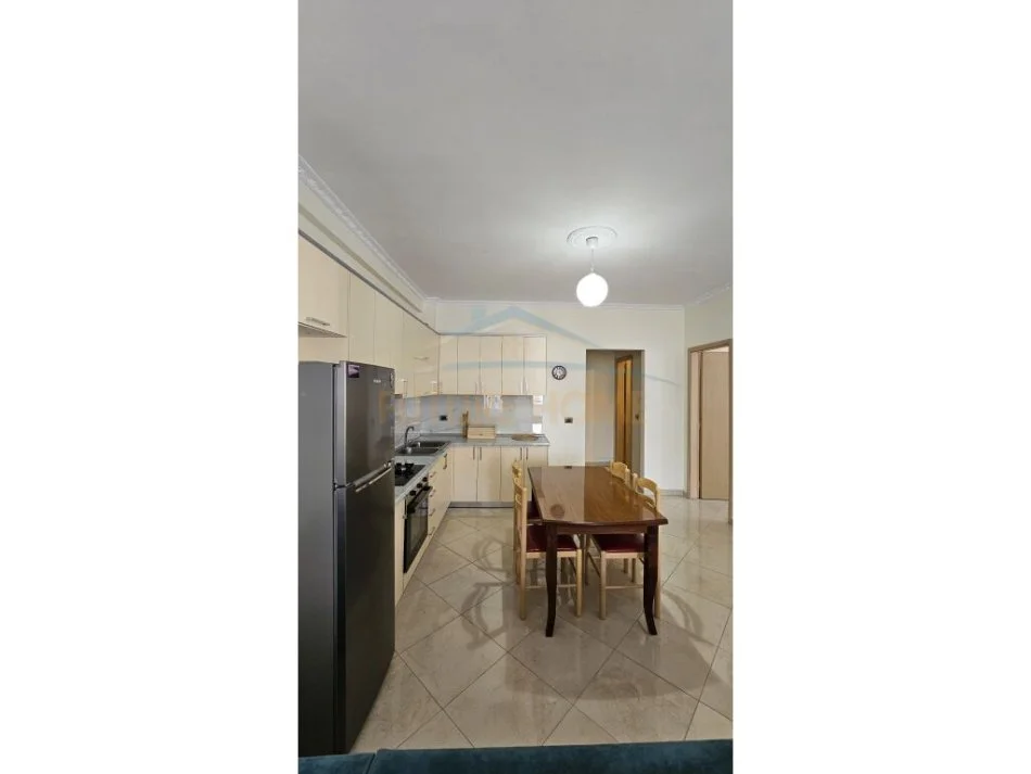 Vlore, jepet me qera apartament 2+1 Kati 5, 110 m² 500 € (Te Fibank Skele) rv49845