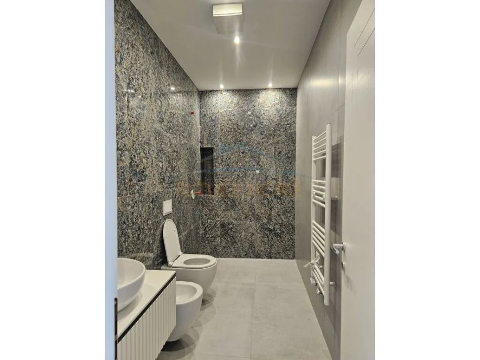 Tirane, jepet me qera apartament 3+1+Ballkon Kati 14, 129 m² 2.500 € (Rezidenca Tirana Garden Building, Rruga e Kavajes)