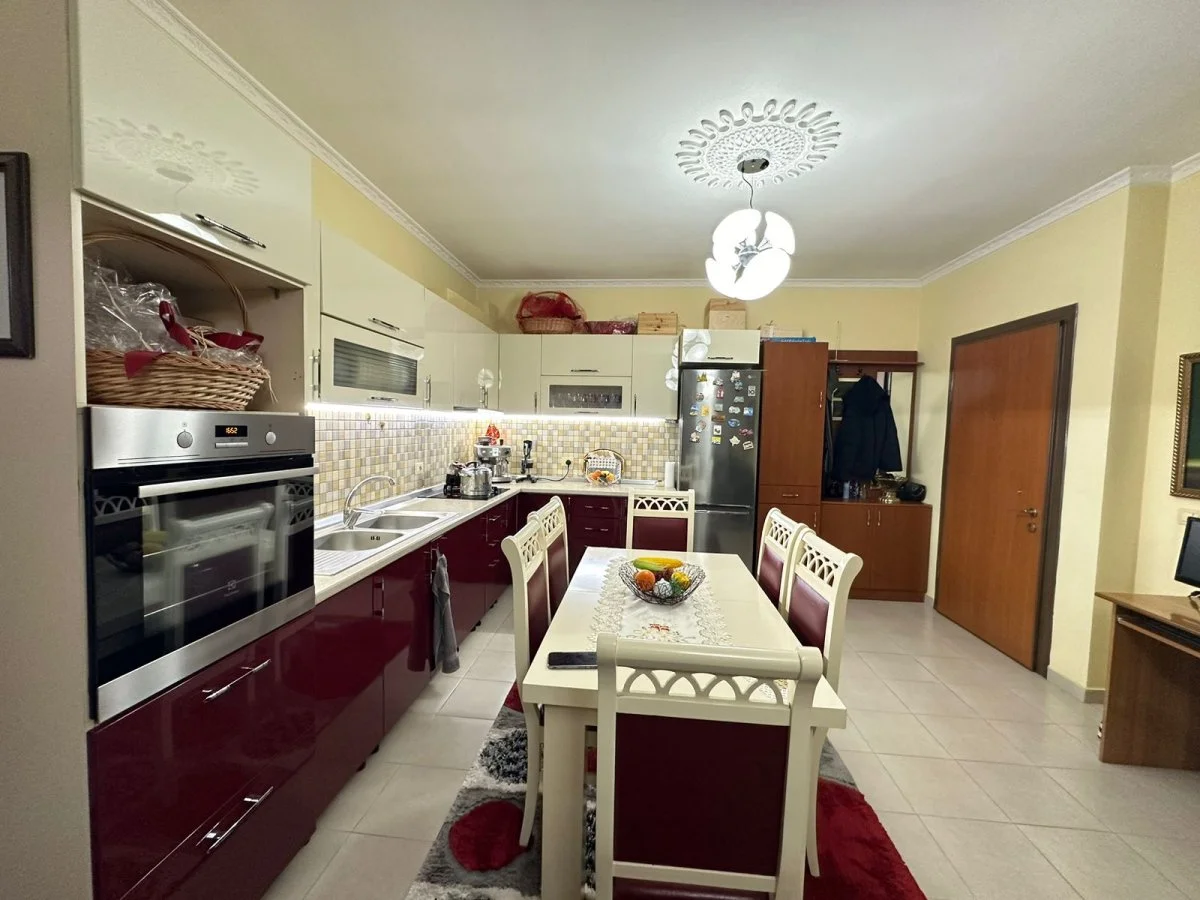 Apartament 2+1 Modern dhe Elegant për Shitje, Zona e Unazës së Re, Pranë Rotondos