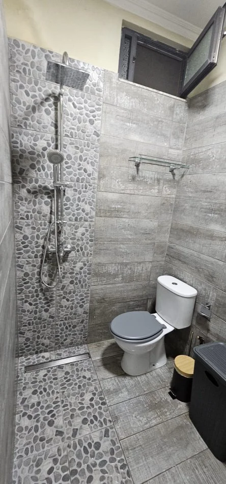 Tirane, jepet me qera Vile 2 Katshe Kati 2, 120 m² 700 € (Tek Medreseja)