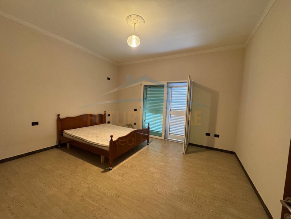 jepet me qera Vile , 130 m² 1.000 € (kruqi kuq)