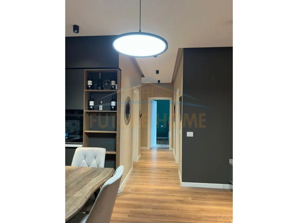 Tirane, jepet me qera apartament 2+1+Ballkon Kati 5, 100 m² 750 € (Fusha e Aviacionit)