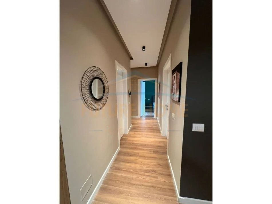 Tirane, jepet me qera apartament 2+1+Ballkon Kati 5, 100 m² 750 € (Fusha e Aviacionit)